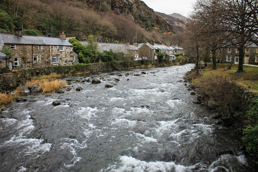 Bryn Dinas Camping Pods At The Foot Of Mt Snowdon Beddgelert Exterior photo